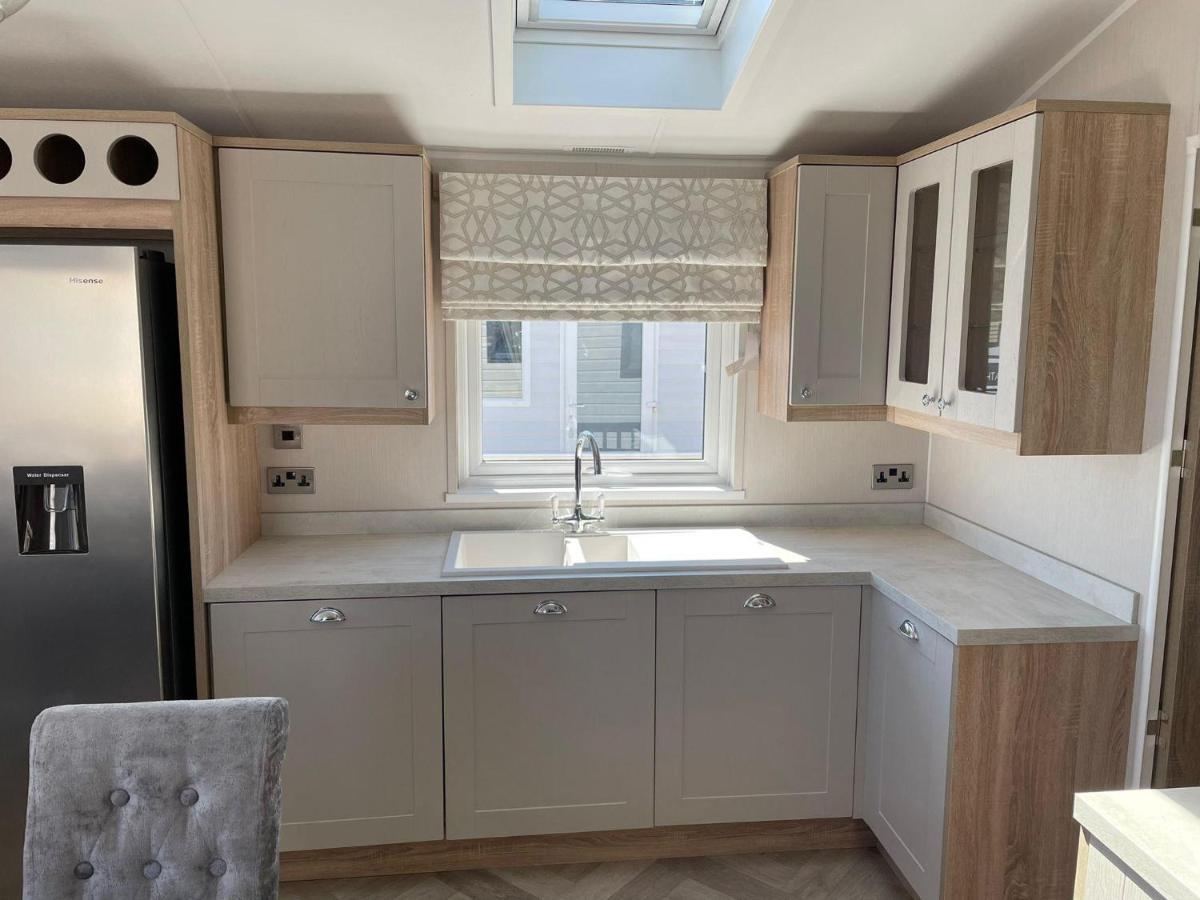 Stunning Caravan With Full Sea Views At Broadland Sands In Suffolk Ref 20236Bs Hopton on Sea Exterior foto