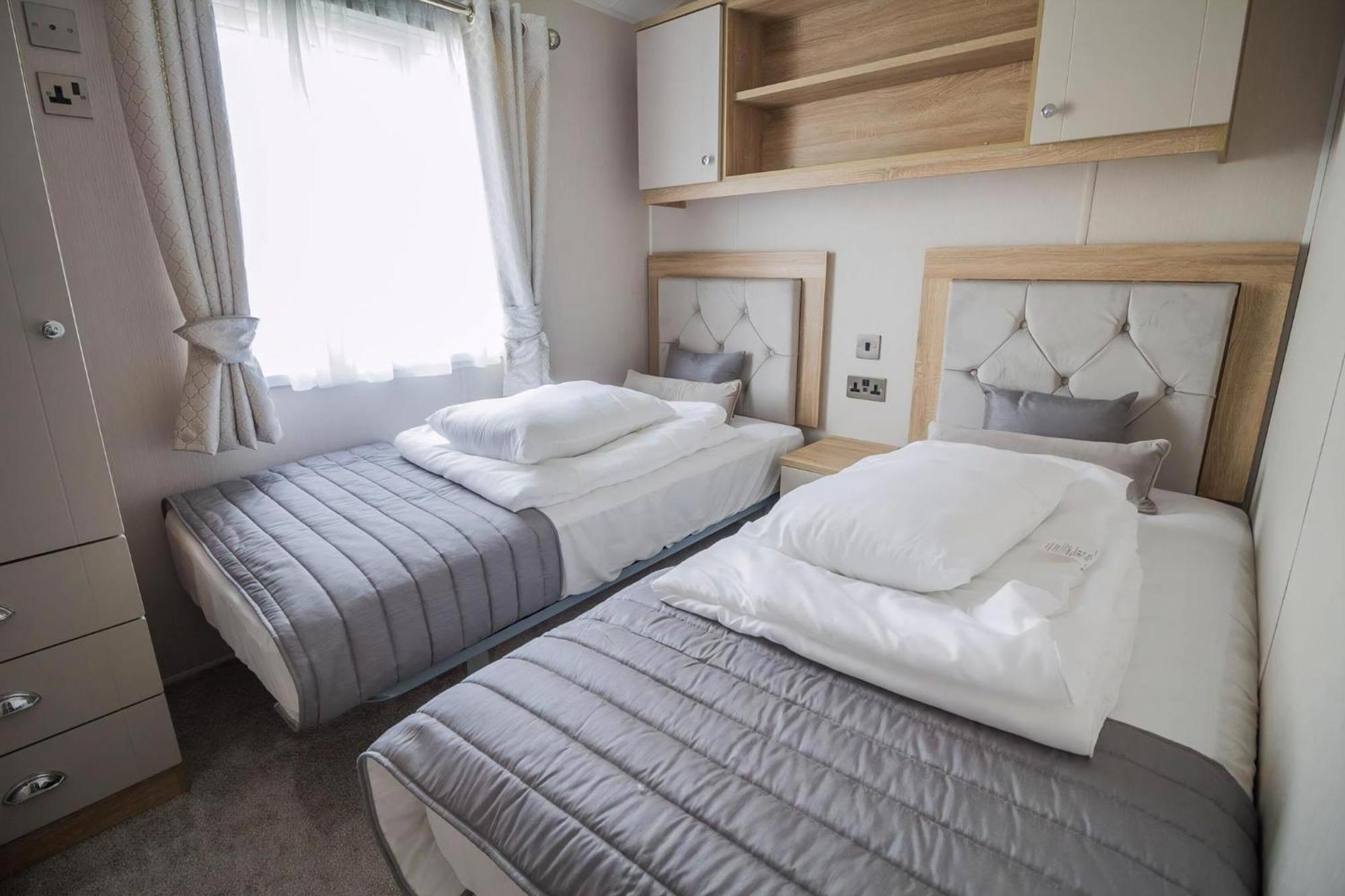 Stunning Caravan With Full Sea Views At Broadland Sands In Suffolk Ref 20236Bs Hopton on Sea Exterior foto