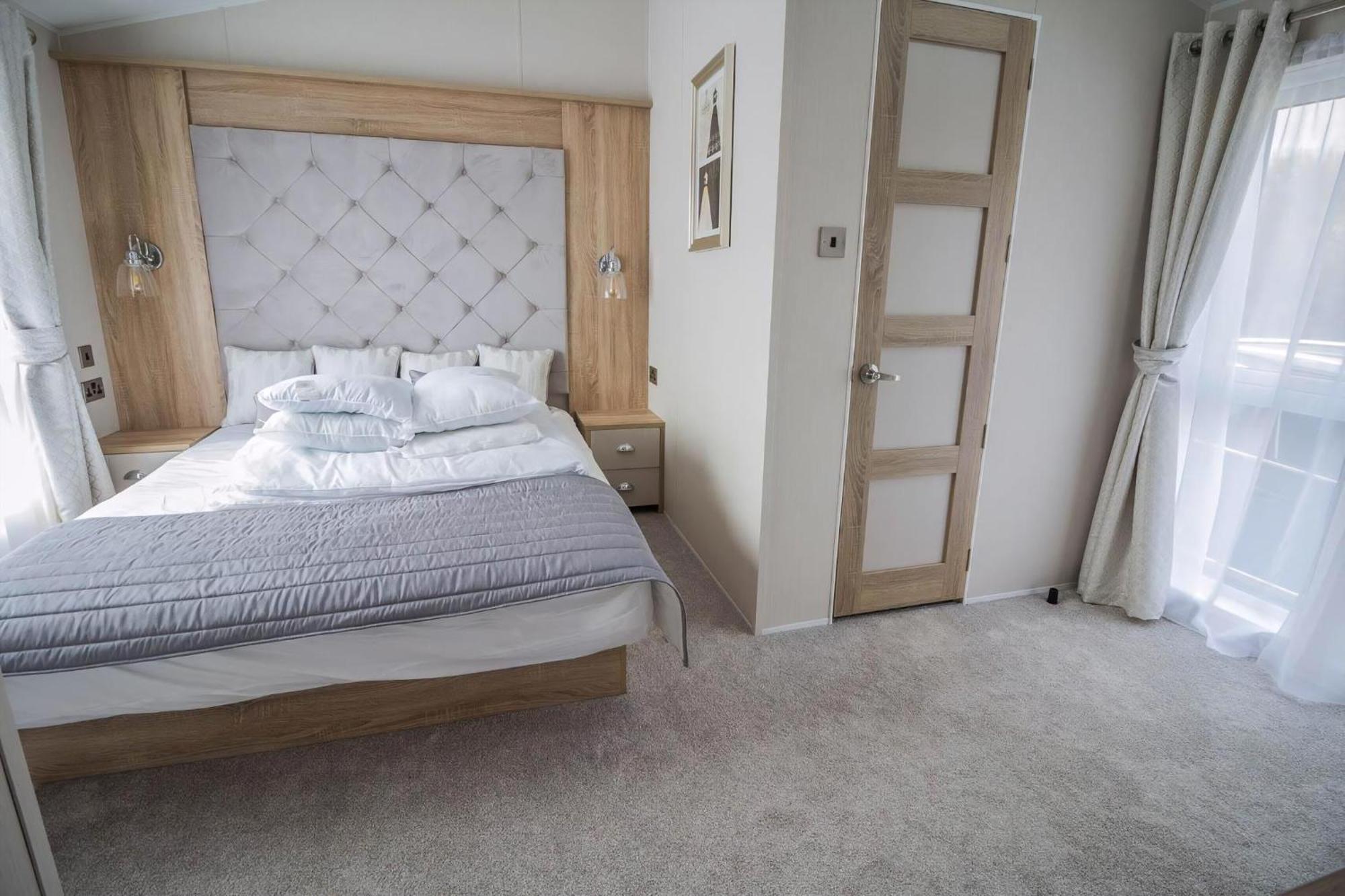 Stunning Caravan With Full Sea Views At Broadland Sands In Suffolk Ref 20236Bs Hopton on Sea Exterior foto