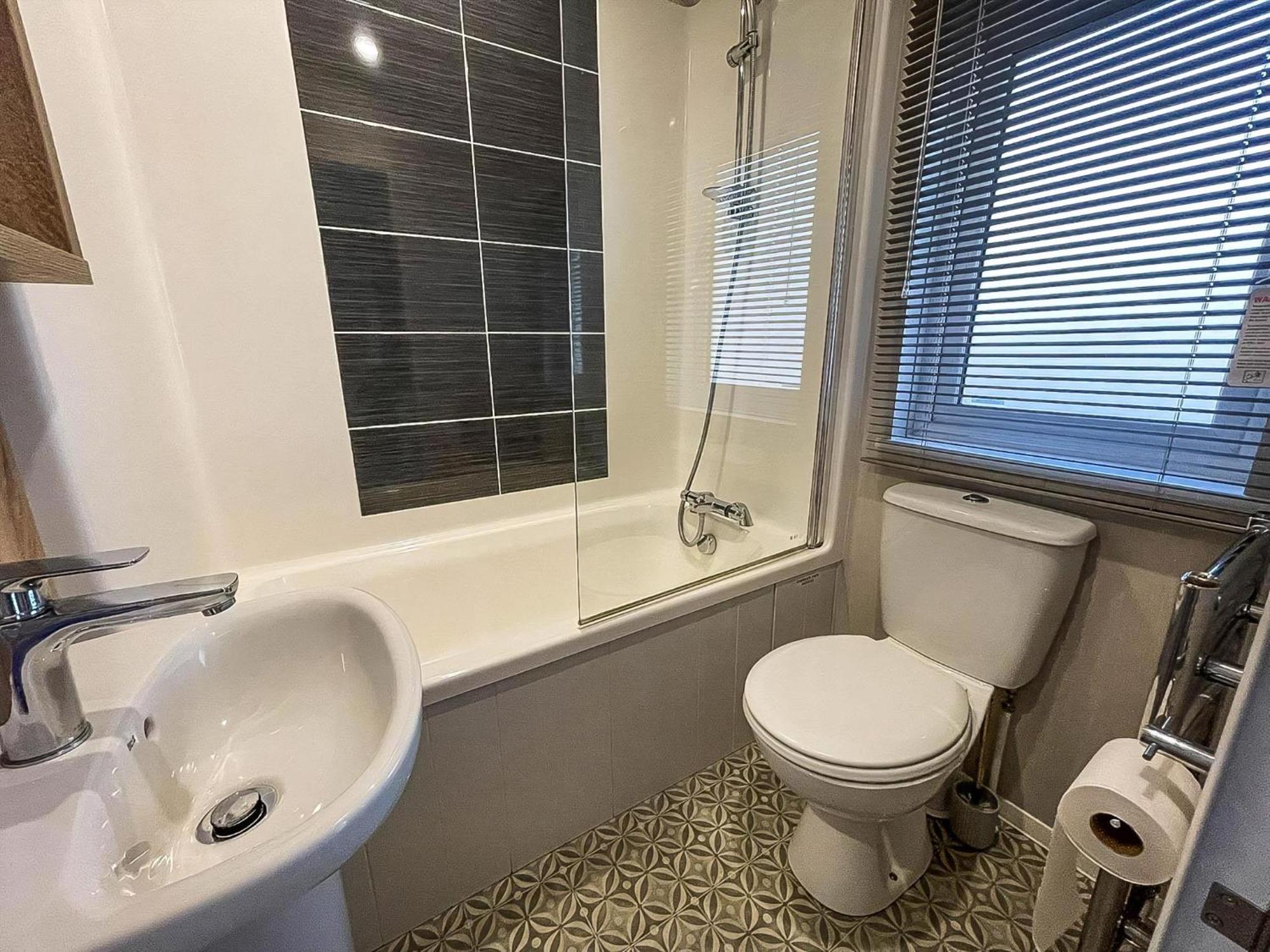 Stunning Caravan With Full Sea Views At Broadland Sands In Suffolk Ref 20236Bs Hopton on Sea Exterior foto